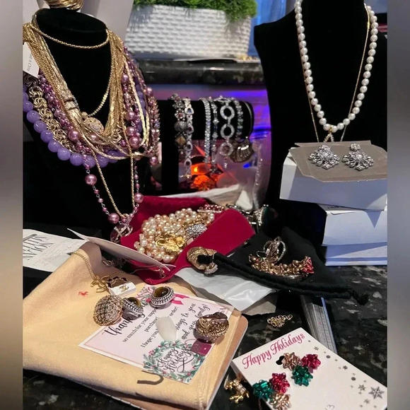 Like this to get notified of my Live jewelry show💎 - Picture 2 of 2